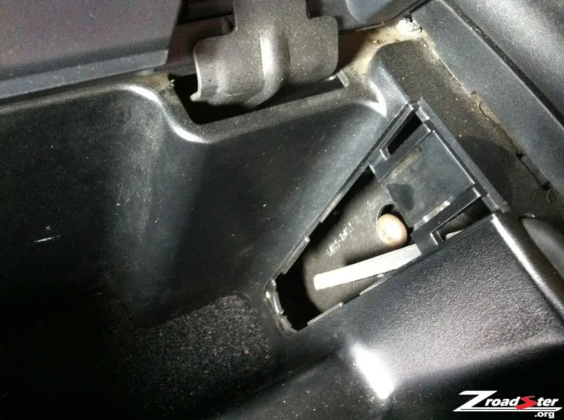 bmw-z3-roll-hoop-removal-02.webp