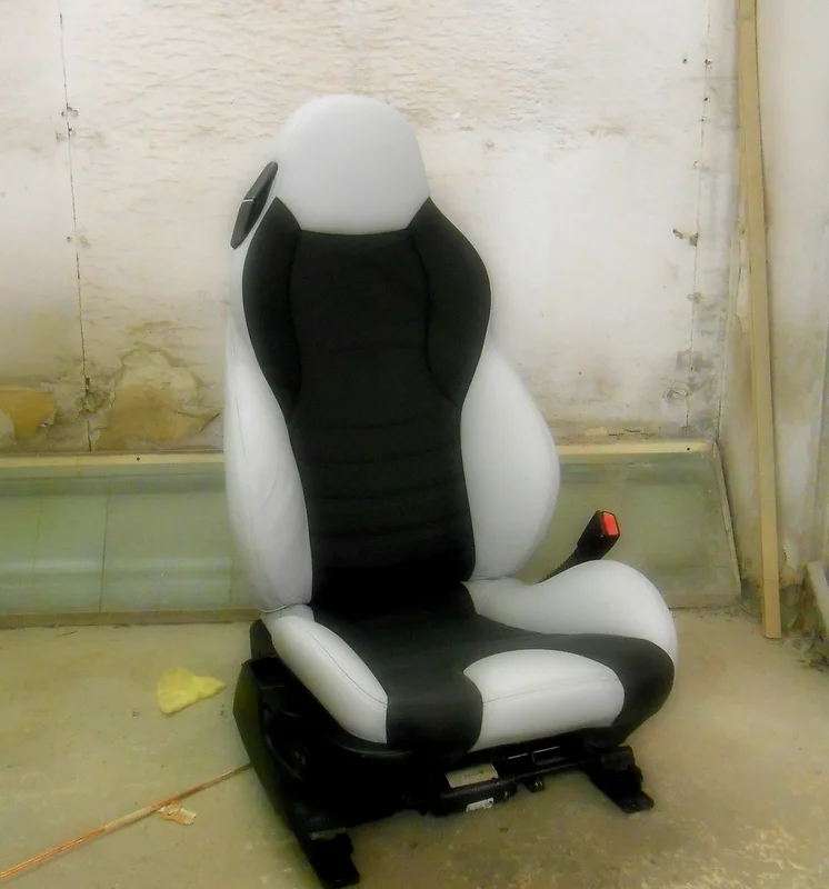 Light silver grey split black M seat